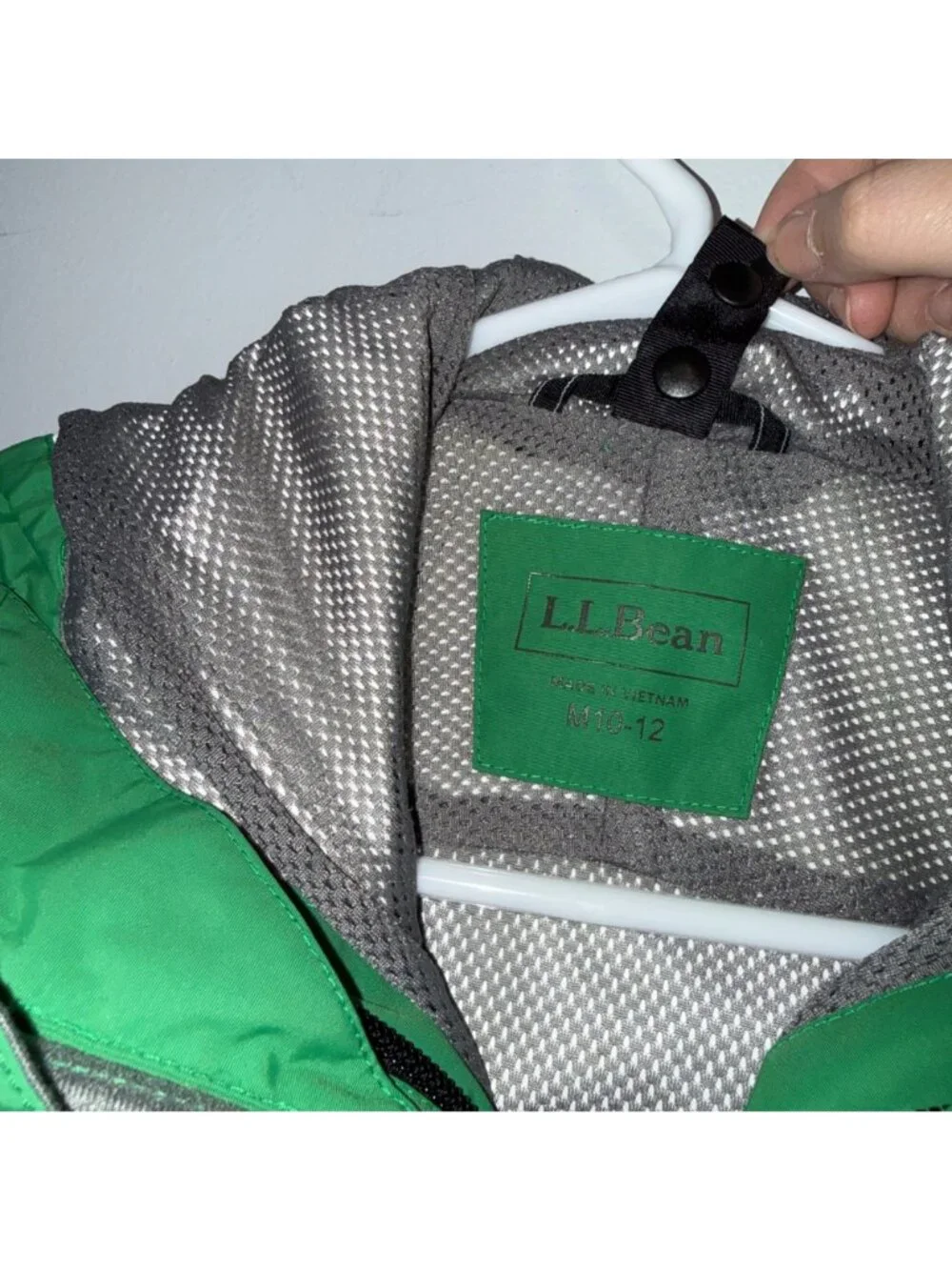 L.L.Bean Green Waterproof Jacket Hood Front Zipper Mesh Lining Size M (10-12)